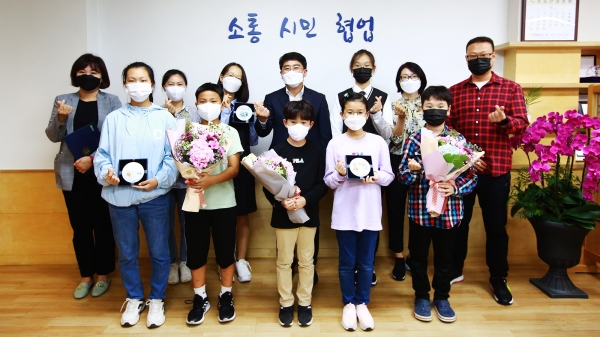 14일 시장실에서 열린 책 읽은 가족 선정 기념식