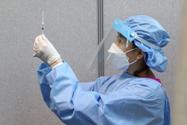 60세 이상 어르신 부스터샷 진행