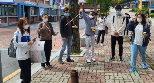 배재대 학생상담실이 ‘가을맞이 K-문화체험’ 찾아가는 상담에 참여한 외국인 유학생들이 우리나라 전통 놀이인 투호를 하고 있다