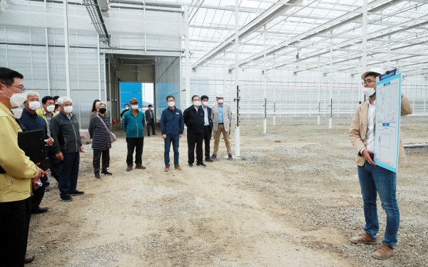 15일 원북면 황촌리 스마트팜 신축 현장에서 열린 ‘스마트팜 온실 신축 사업 현장설명회’ 모습.