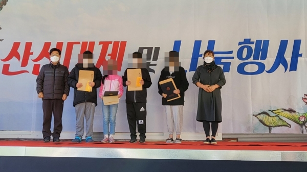 17일 문화동 자연암에서 진행한 장학금 전달식 모습