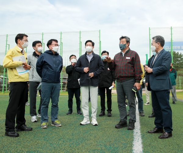 가세로 태안군수와 양승조 충남도지사가 지난 16일 해양치유센터 건립 예정지이자 해양치유 프로그램 시범 운영지인 태안군 달산포와 청포대를 찾아 현장을 둘러보고 관계자들을 격려했다