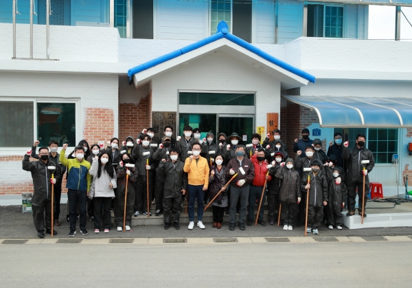 지난 16일 가세로 군수를 비롯한 군 관계자와 영목항 주민, 서울예술대학교 학생 등 40여 명이 참여한 가운데 ‘마을색 만들기’ 프로그램을 진행했다.
