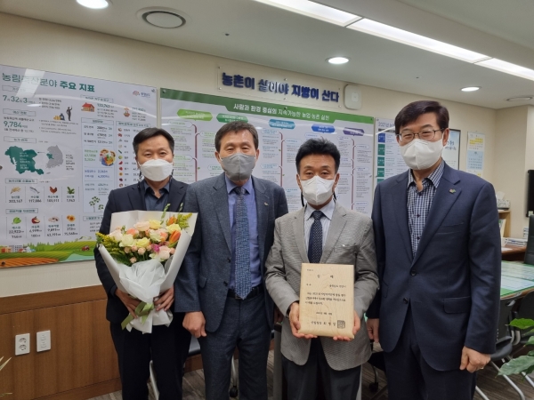 18일 충남도청 농림축산국장실에서 김기욱 산림휴양과장(오른쪽 2번째) 등이 산림청장 표창을 받고 기념사진을 찍고 있다