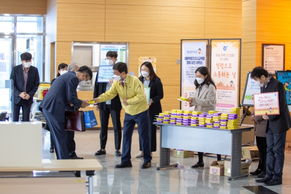 최교진 교육감이 청사 1층 중앙 공원에서 출근하는 직원들에게 청렴 홍보물을 나눠주고 있다.