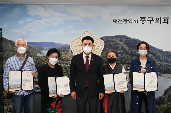 지난 15일, 2021 문화원의 날 기념 유공구민 표창 모습
