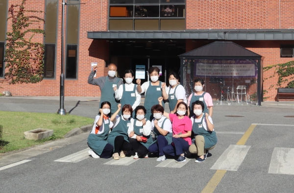 사회적경제형 간병서비스 시범사업 참여자 기념사진