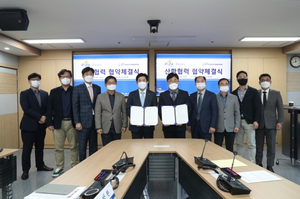 지난 18일 교내에서 중소기업융합 대전세종충남연합회와 산학협력 협약을 체결하고 양 기관 관계자들이 기념촬영 (왼쪽 다섯 번째부터 한밭대 최병욱 총장, 박종현 회장)