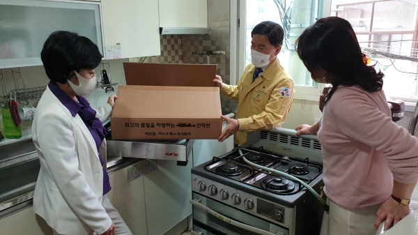 황인호 동구청장이 삼성동의 한 어린이집을 방문해 인덕션 레인지 설치 상황을 직접 확인하고 있다