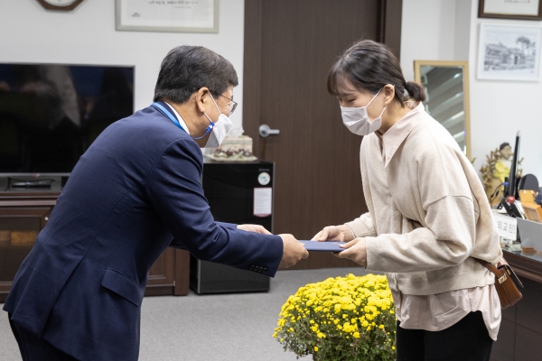 19일, 최교진 교육감이 학업중단 청소년 유공자들에게 표창을 전달하고 있다.