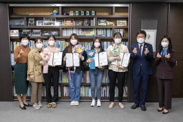 19일, 최교진 교육감이 학업중단 청소년 유공자들에게 표창을 전달 후 기념사진