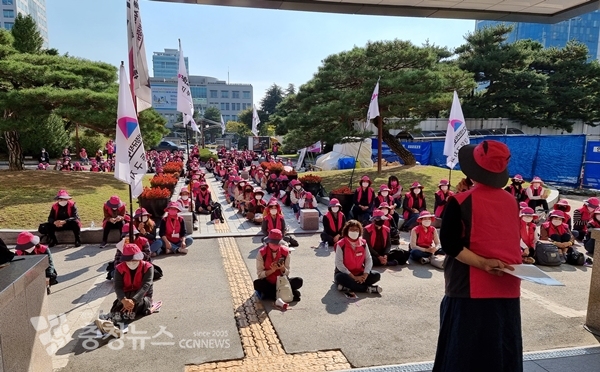 대전학비노조가 총파업에 나선가운데 20일 대전시교육청 앞에서 집회를 벌이고 있다.