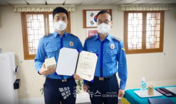 성창현 태안해양경찰서장이 20일 오전 예하 1507함을 찾아 지휘관 현장교육 진행에 앞서 불법 중국어선 단속 기동전담반 이성도 순경에게 표창장을 하사해 최일선 노고를 격려하고 있다. ©태안해양경찰서 제공