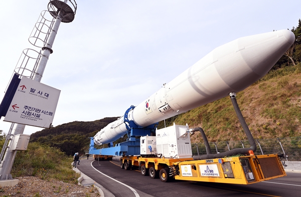 조립동을 나와 발사대로 향하는 누리호 / 한국항공우주연구원 제공