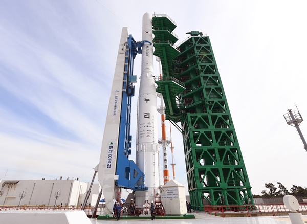 제2발사대에 기립되는 누리호 / 한국항공우주연구원 제공