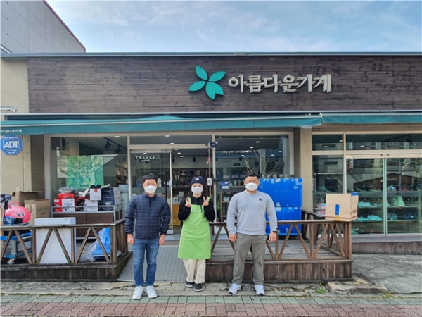 위생처리장 아름다운 나눔 기부(왼쪽부터) 공단관계자, 아름다운가게 직원, 공단관계자