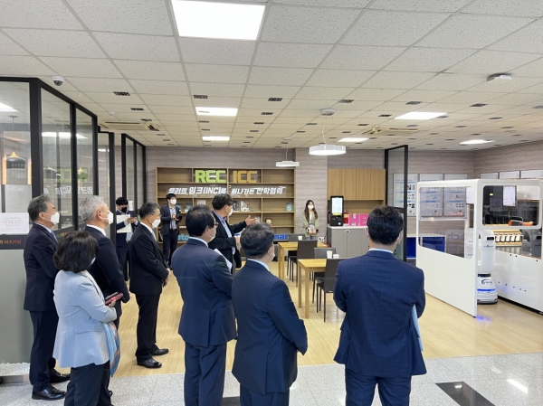대전세종충남 경제단체협의회 기업대표들이 지난 20일 한밭대학교를 방문해 스마트팩토리센터, 스마트 무인로봇카페 테스트베드 등 4차 산업혁명 대응 교육시설을 둘러보고 있다.