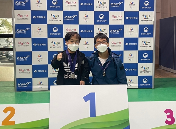 전국장애인체육대회서 역도 48kg급 종목 은메달을 3개 획득한 천민기 선수.(왼쪽)