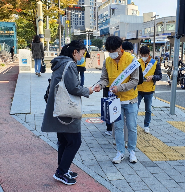 국가철도공단과 직원들이 22일 (구)해운대역 일원에서 환경정화 및 청렴실천 캠페인을 진행하고 있다