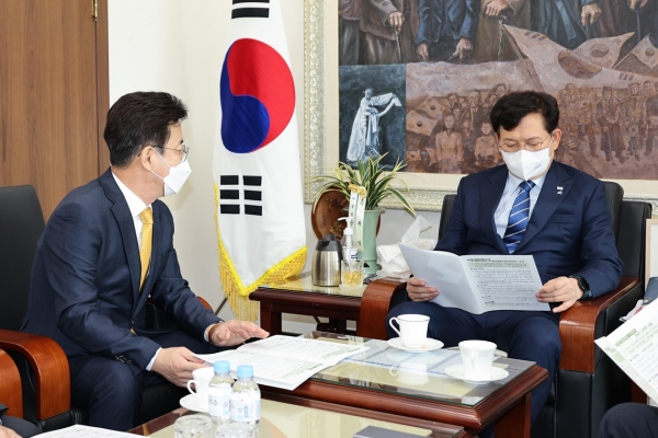 허태정 대전시장이 22일 국회에서 송영길 민주당 당대표를 만나 지역 현안과 국회 확보를 요청하고 있다.