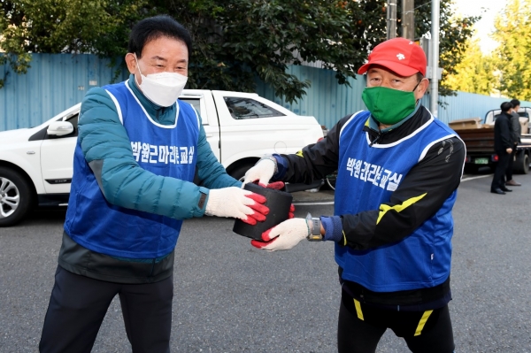 지난 23일 부사동 일원에서 박원근 마라톤교실과 함께 진행한 연탄나눔 봉사 활동에 참여한 박용갑 중구청장