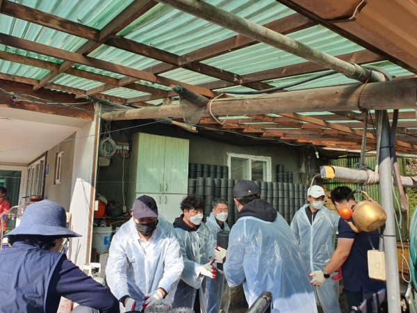 지난 24일 병천면 취약계층 대상 2가구에 연탄 2000장을 기부하고 배달 봉사활동 모습