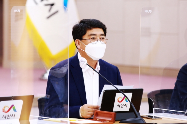 맹정호 서산시장이 25일 시청 대회의실에서 열린 확대간부회의를 주재하는 모습