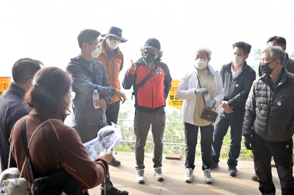 김정섭 공주시장, 시민들과 ‘호태산 숲길’ 현장 답사 모습