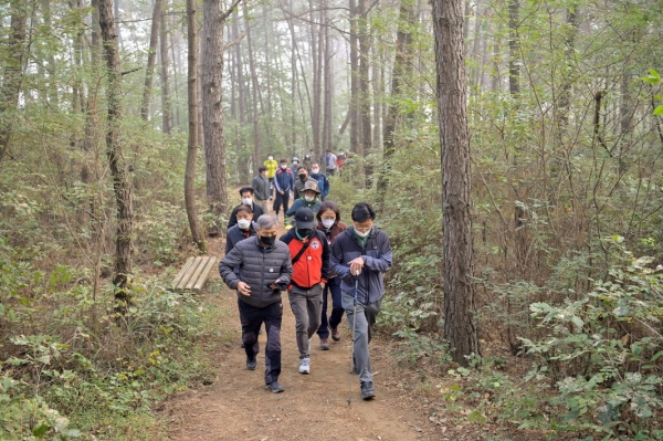 김정섭 공주시장, 시민들과 ‘호태산 숲길’ 현장 답사