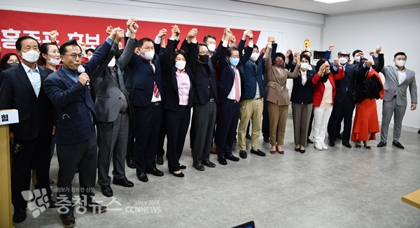 국민의힘 대전시당 전현직 지방의원들과 만세하고 있는 홍준표 대선 경선 후보