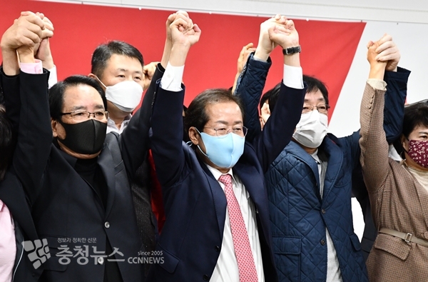 국민의힘 대전시당 전현직 지방의원들과 만세하고 있는 홍준표 대선 경선 후보