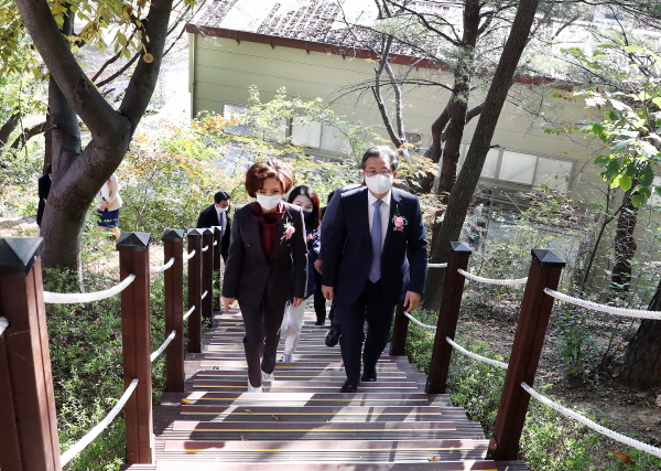 충남대학교 내 숲길을 자연친화적인 산책로로 정비 완료( 산책로를 걷고 있는 정용래 구청장과 이진숙 충남대 총장)