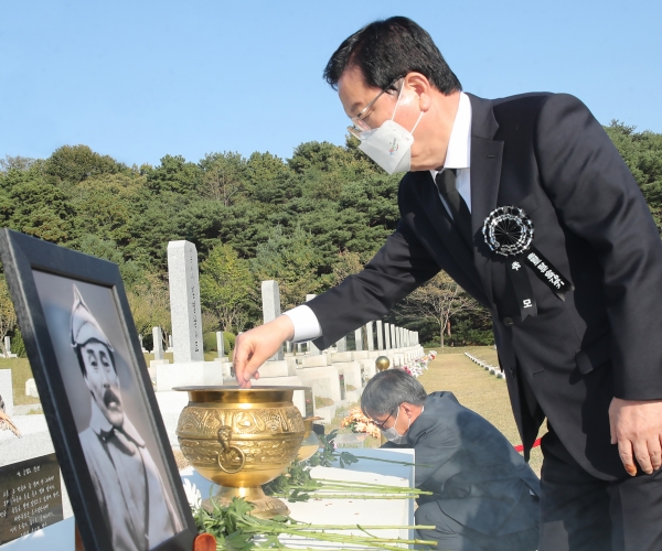 장종태 서구청장, 홍범도 장군 순국78주기 추모식 및 독립전쟁 청산리대첩 전승 101주년 기념식 참석 분향 모습