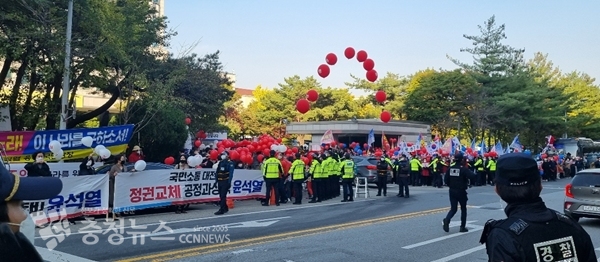 토론회 시작 전 KBS 앞에선 윤석열 후보 등 각 후보의 지지자들이 몰려 음악을 틀고 이름을 연호하는 등 경찰이 출동해 도로를 통제하는 등의 혼란을 빚었다.