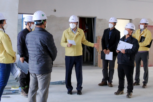 맹정호 서산시장이 26일 서산시육아종합지원센터 공사현장을 찾아 안점점검하는 모습