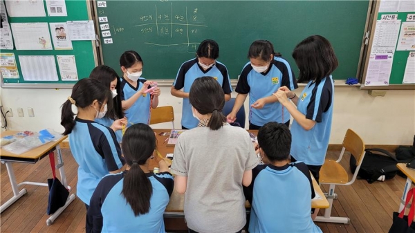 마스크 줄을 만드는 외삼배프 학생들