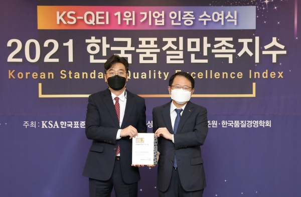 지난 22일 한국표준협회 DT센터에서 진행된 2021 한국품질만족지수 인증수여식에서 한국타이어앤테크놀로지(주) 고객품질보증 이경문 담당(왼쪽)과 한국표준협회 강명수 회장(오른쪽)이 기념 촬영