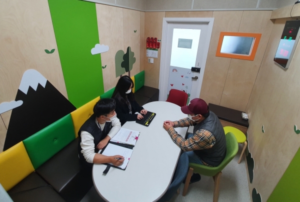 천안시 아동학대전담공무원이 천안시청 진술녹화실에서 상담 조사를 벌이고 있다.