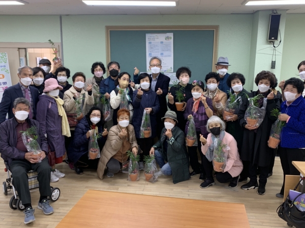 한밭대학교와 (사)선진사회시민포럼이 함께 진행한 ‘코로나19 극복을 위한 고령자의 정신 및 신체 건강증진’ 교육 프로그램에 참여한 유성구노인복지관 어르신들이 기념촬영을 하고 있다.