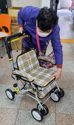 지원받은 보행보조기를 확인하는 어르신 모습
