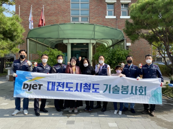 26일, 대전도시철도공사 ‘기술봉사회’ 소속 직원들이 지역 경로당을 찾아 주거환경 개선 등 재능기부 활동을 펼쳤다.