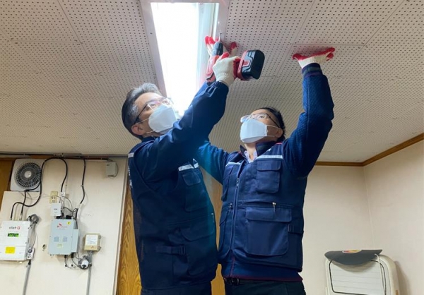 대전도시철도공사 ‘기술봉사회’ 소속 직원들이 경로당 LED전등을 교체하고 있다.