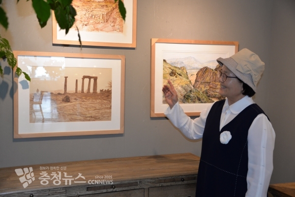 박석윤 작가의 제품을 설명하고 있다.