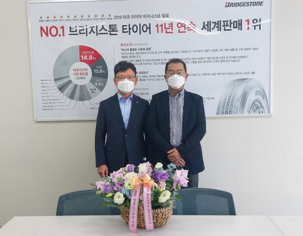 농협과 특별한 인연을 갖고 있는 외환 감동고객에 기념선물과 꽃바구니 전달