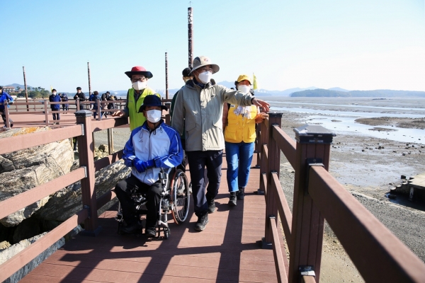 맹정호 서산시장이 27일 웅도리 데크길을 시민들과 걷는 모습