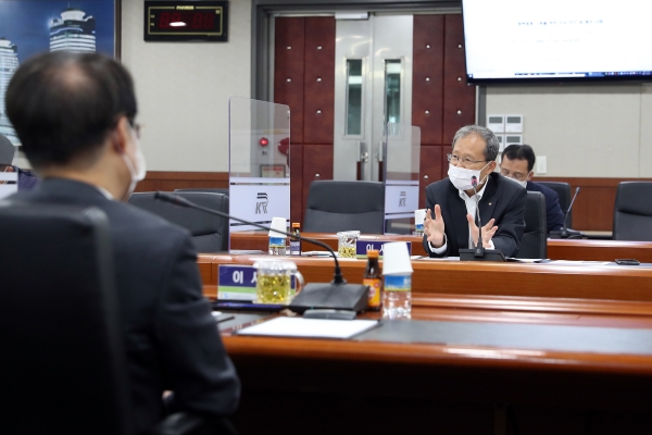 국가철도공단 김한영 이사장이 27일 철도공단 본사에서 교통안전공단과 철도안전 간담회를 개최하며 모두발언을 하고있다.