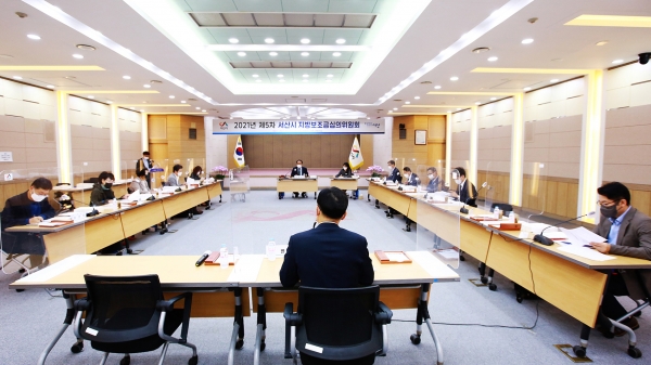 27일 시청 대회의실에서 열린 서산시 지방보조금심의위원회의 모습