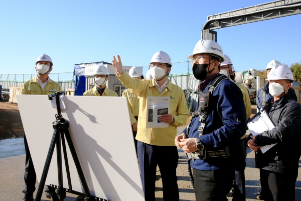 맹정호 서산시장이 28일 민간전문가들과 서산푸르지오 더 센트럴 공사현장의 안전관리실태를 점검하는 모습