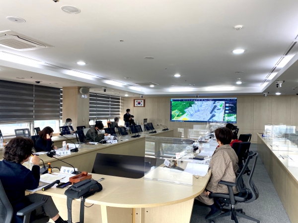지난 21일 3차원 경관심의 시스템 ‘빌드잇’을 활용해 경관위원회를 진행하고 있다.