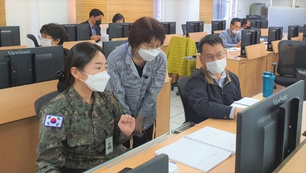 배재대 AI·SW중심대학사업단 최지영 교수가 10~12월 육군정보통신학교에서 군 장병과 군무원을 대상으로 인공지능 초급 교육을 하고 있다